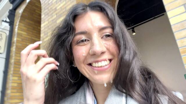 Обкончал лицо русской шлюхи в туалете